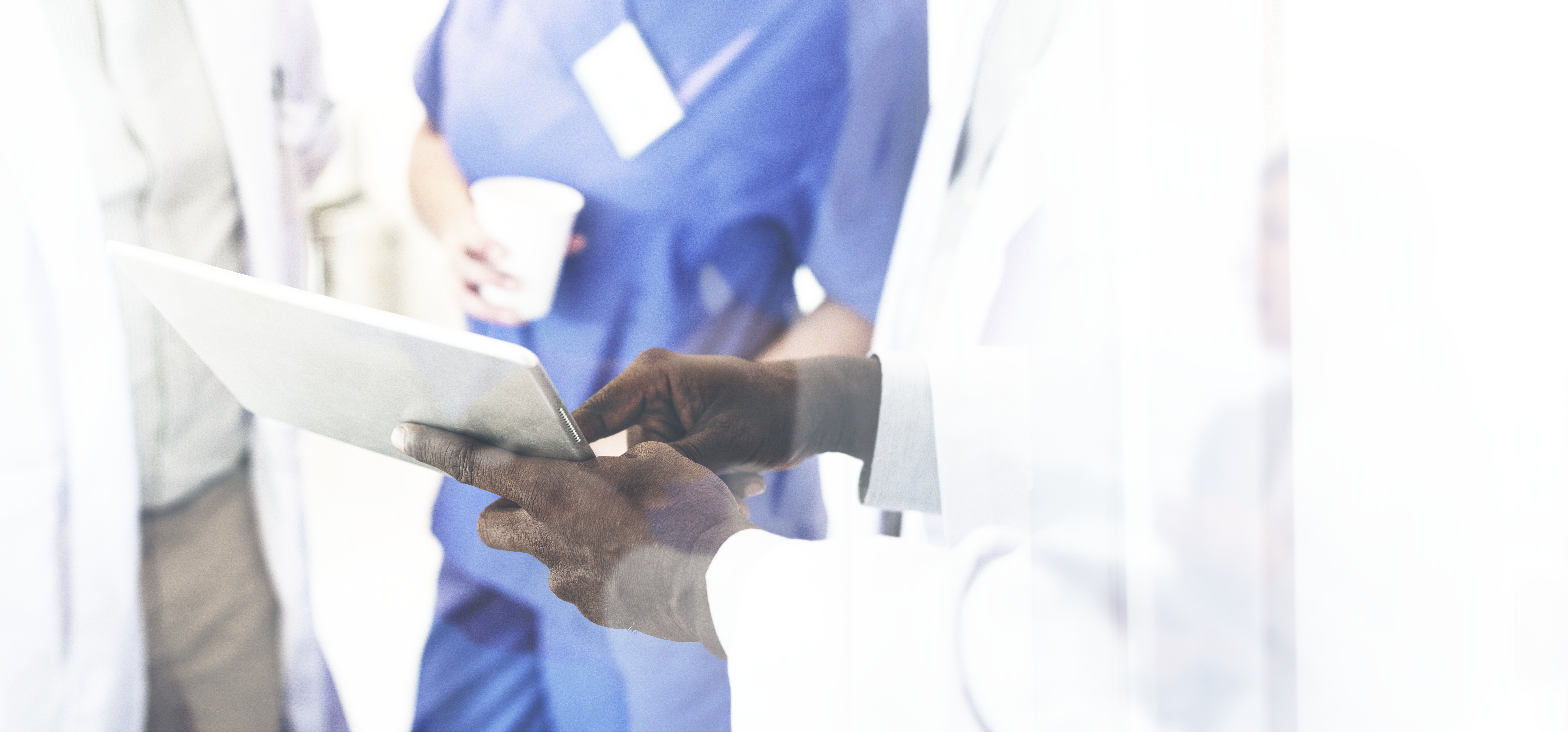Un cabinet médical avec un ordinateur et un stéthoscope