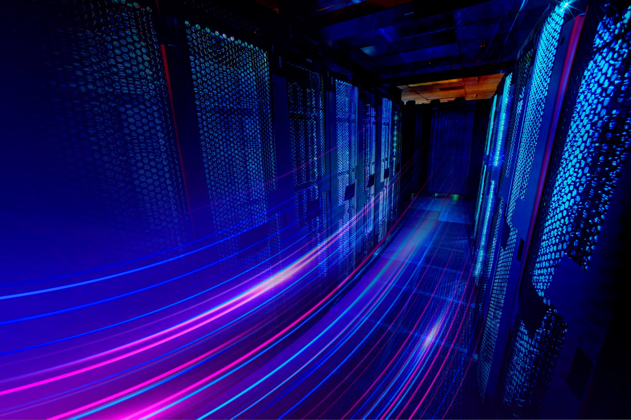 Poste de travail avec du code à l'écran et du matériel serveur